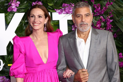 ジュリア・ロバーツ、親友ジョージ・クルーニーの“顔だらけドレス”でケネディ・センター名誉賞受賞のジョージを祝福 画像