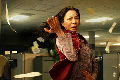 ミシェル・ヨー、“マルチバース”でカオスな場面写真解禁『エブリシング・エブリウェア・オール・アット・ワンス』 画像