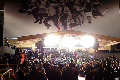 【カンヌ映画祭レポートvol.18】U2・ボノのド派手パフォーマンスに遭遇！ 画像