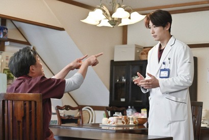 ディーン・フジオカ演じる“ドジすぎる新米医師”に「ドジなおディーンさん、珍しい！」とSNS沸き立つ…「星降る夜に」 画像