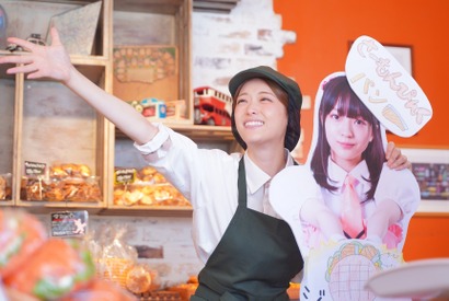 松村沙友理、推しと笑顔で写る場面カット公開『劇場版 推し武道』 画像