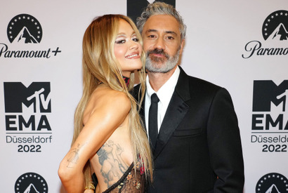 リタ・オラ、タイカ・ワイティティ監督と結婚したことを認める「いつか盛大なパーティーを…」 画像