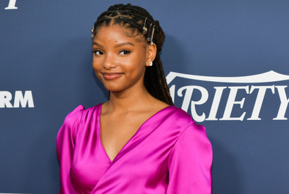 実写版『リトル・マーメイド』主演ハリー・ベイリー、自身のアリエル人形を披露「私にとって本当に大きな意味がある」 画像