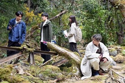 山田裕貴“直哉”、上白石萌歌“紗枝”にみせた表情に「あの目は恋してる」の声 ラストの“人影”にも様々な考察が…「ペンディングトレイン」2話 画像