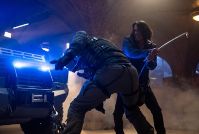 ジェイソン・ステイサムvsサン・カン、お菓子をぶちまけ因縁対決『ワイルド・スピード／ファイヤーブースト』本編映像 画像