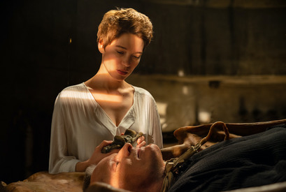 ヴィゴ・モーテンセンが不気味なベッドで眠る『クライムズ・オブ・ザ・フューチャー』本編映像 画像