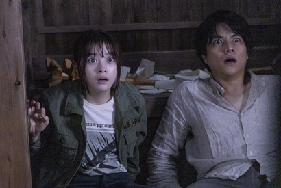 橋本環奈＆重岡大毅、視線の先の恐怖に慄く『禁じられた遊び』場面写真 画像