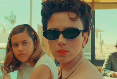 戦場カメラマンと女優がダイナーで出会う『アステロイド・シティ』本編映像 画像