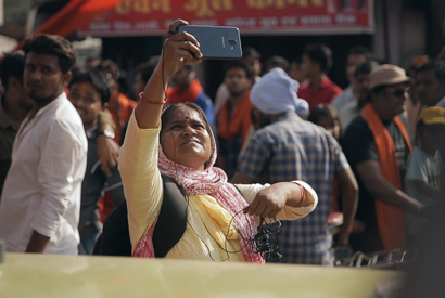 『燃えあがる女性記者たち』スマホを手にしたカースト最下層の女性記者たちを追う予告編解禁 画像