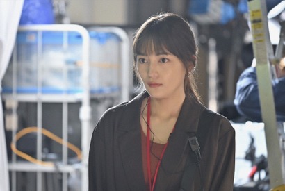 川口春奈“彩”の過去判明も…ラストの意味深な笑みに「謎が深まった」「ホラー」の声が殺到「ハヤブサ消防団」5話 画像