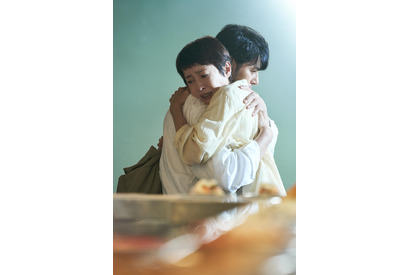 宮沢りえ＆オダギリジョー、希望と絶望の間で抱き合う“夫婦”の姿も『月』場面写真 画像