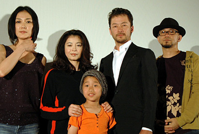 揺るぎない女性は怖い（？）青山監督と10年経っても変わらない浅野忠信が再タッグ！ 画像