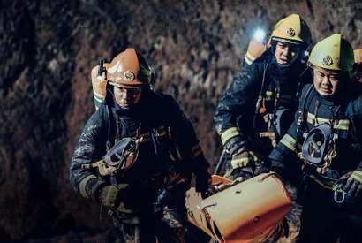 未曽有の大規模爆発のきっかけ映し出す『フラッシュオーバー 炎の消防隊』冒頭映像 画像