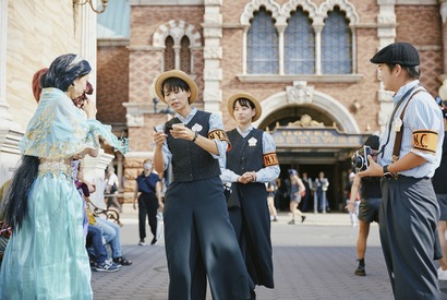 【ディズニー】こだわりの仮装を“ニューヨーク新聞サークル”メンバーが取材！TDS「レポーティング・フロム・ハロウィーンフェア」 画像