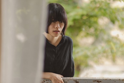 杉咲花“市子”が窓から逃げ出す…『市子』緊迫の様子捉えた本編映像 画像