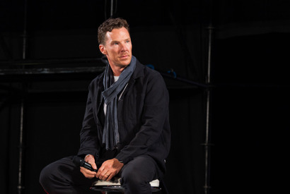 ベネディクト・カンバーバッチの東京コミコン2023 ステージレポ！「SHERLOCK」考えるポーズや指ハートなど大サービス 画像
