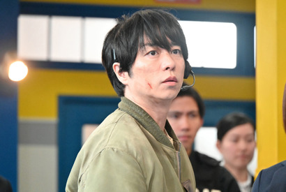 櫻井翔“武蔵”、人質の嘘を暴き獣一人の面を剥ぐ…「新空港占拠」第2話 画像