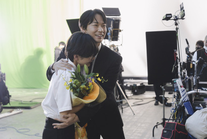 齋藤潤、クランクアップで綾野剛と涙のハグ『カラオケ行こ！』メイキング写真 画像