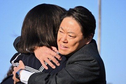 阿部サダヲ“市郎”×河合優実“純子”の姿に「泣く」「笑えるのに泣ける」の声…「不適切にもほどがある！」第6話 画像