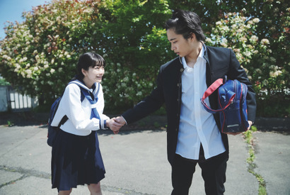 見上愛＆佐藤寛太、「好き！」を伝える告白シーン捉える『不死身ラヴァーズ』場面写真 画像