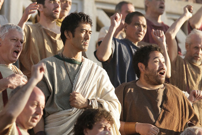 外国人5,000人にも溶け込む阿部寛の“濃い顔”再び！『テルマエ・ロマエII』撮影快調 画像