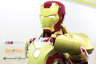 アイアンマンが「シネマカフェ」編集部を訪問！　公開目前に映画を自らPR 画像