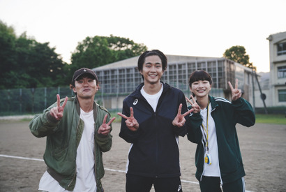 見上愛＆佐藤寛太共演、仲の良さが垣間見える『不死身ラヴァーズ』オールアップ映像 画像