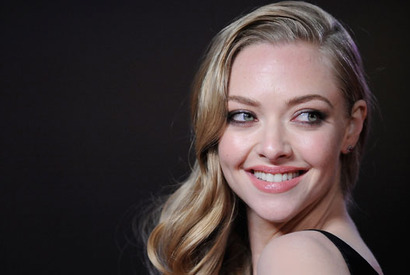 アマンダ・セイフライド、最新作で詐欺師を演じることに 画像