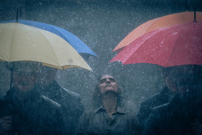 雨に打たれ恍惚の表情浮かべる…『ジョーカー：フォリ・ア・ドゥ』新場面写真 画像