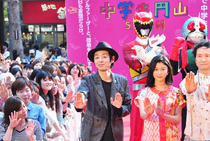 草なぎ剛、ヒーローの聖地で仮面ライダーとの握手に大感激！ 画像