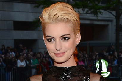 アン・ハサウェイ、髪をブロンドに染めてイメージ・チェンジ 画像