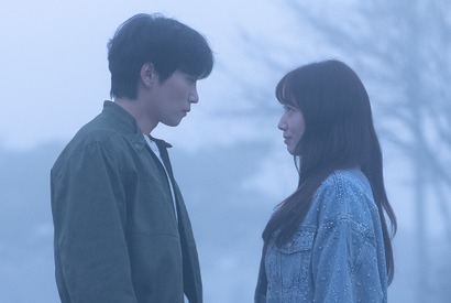 たった2話で男性主人公を殺すヒロインがいた!? Disney+配信『悪魔なカノジョは裁判官』に大反響！ 画像