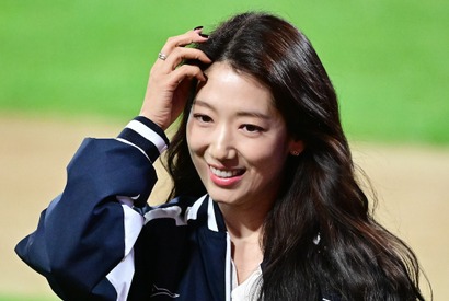 “悪魔なカノジョ”がグラウンドの乱入!? 「始球式の女神」パク・シネは健在だった！【独占写真】 画像