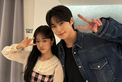 『ソンジェ』俳優ビョン・ウソク、共演した女優と仲良くピース！“21世紀の売れっ子たち”【PHOTO】 画像