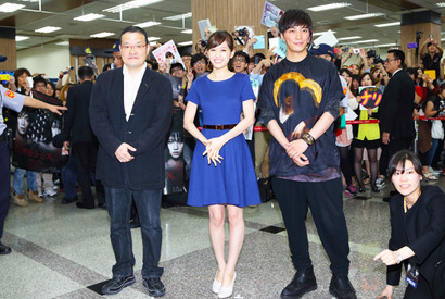 前田敦子＆成宮寛貴が台湾に上陸！　熱烈大歓迎も空港はパニック… 画像