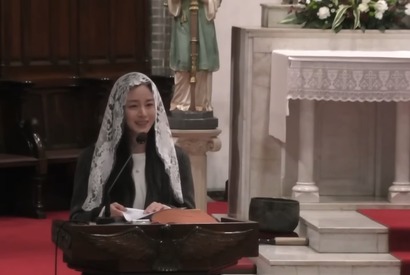 キム・テヒ、夫RAINと日本旅行の次は愛娘二人と明洞大聖堂に！前に出て議論をする姿も 画像