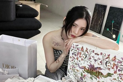 女優ハン・ソヒ、真っ赤な唇から“色気ダダ漏れ”…高級ブランドからの大量の贈り物に「ありがとう」【PHOTO】 画像