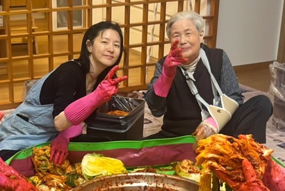 『チャングム』イ・ヨンエが“主婦力”全開！隣人たちとキムチを作る気さくな姿【PHOTO】 画像
