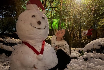 女優チェ・ジウ、愛娘とともに雪だるまづくり！『冬のソナタ』を思い出させる笑顔に「感慨深い…」【PHOTO】 画像