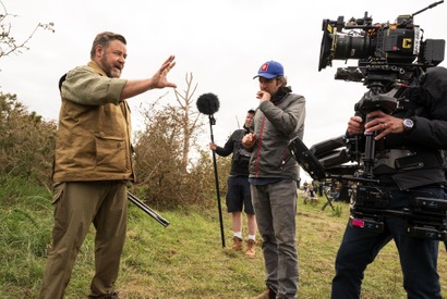 ラッセル・クロウが冷酷な父親役に『クレイヴン・ザ・ハンター』メイキング写真 画像