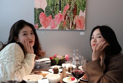 女優ソン・ヘギョ、“13歳年下”美人女優スジと誕生日パーティーを開催！画面越しに伝わる優雅なひと時【PHOTO】 画像