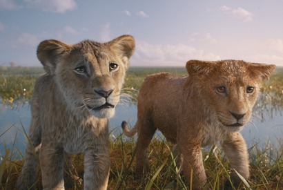 ムファサ＆タカが大ピンチ！冷酷な敵ライオンと対峙『ライオン・キング：ムファサ』本編映像 画像