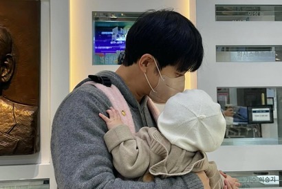 イ・スンギが公開した“パパ抱っこ”姿。新譜に映画、育児で大忙し！「頑張ってください」【PHOTO】 画像