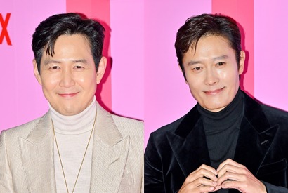 『イカゲーム』俳優、ハリウッド女優との豪華“3SHOT”公開！照れたような笑みでファン心をあらわに【PHOTO】 画像