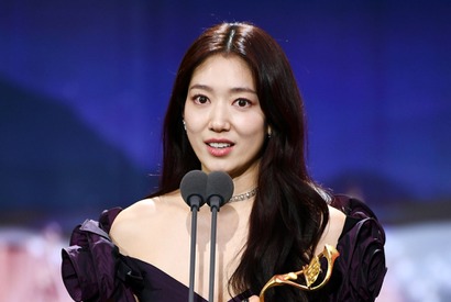 女優パク・シネ、受賞スピーチで夫のチェ・テジュンに愛情表現！「この場を借りて感謝の気持ちを…」 画像