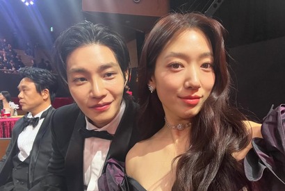 女優パク・シネ、共演俳優らとともに顔寄せニッコリ！『悪魔なカノジョは裁判官』チームに伝えた感謝【PHOTO】 画像