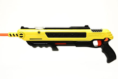 “塩の弾丸”で世界を救え！　世界最新鋭のハエ退治ガン「バグアソルト」発売 画像