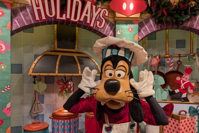 【海外ディズニー】ホリデー衣装のグーフィーがお出迎え！カリフォルニア ディズニーランド・リゾート、人気レストランを体験 画像