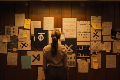 謎の暗号文に隠された真実とは…『ロングレッグス』場面写真 画像