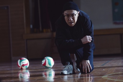 地味なミッションに挑む角田晃広“高橋”に「面白すぎ！」「楽しい」の声上がる…「ホットスポット」第2話 画像